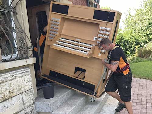Orgeltransport auf einer Treppe