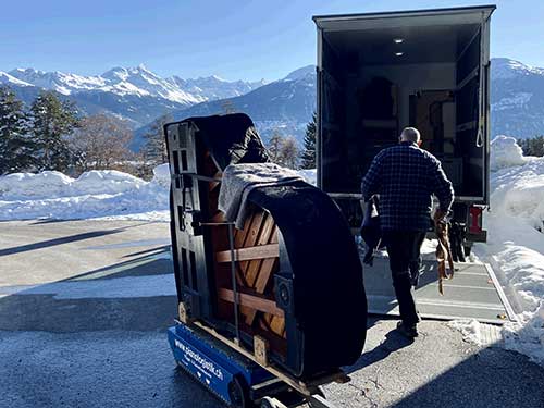 Klaviertransport im Schnee