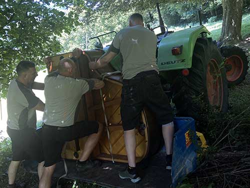 Flügeltransport auf einem Traktor